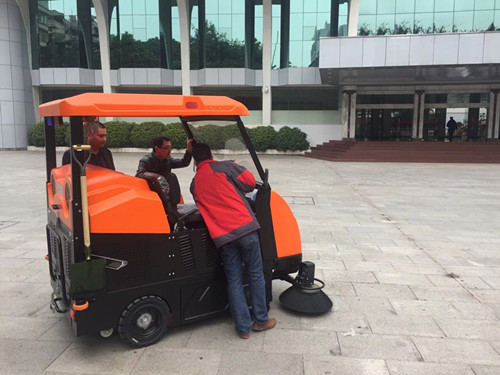 物業(yè)辦公區(qū)再次選擇御衛(wèi)仕掃地車 物業(yè)辦公區(qū)再次選擇御衛(wèi)仕掃地車